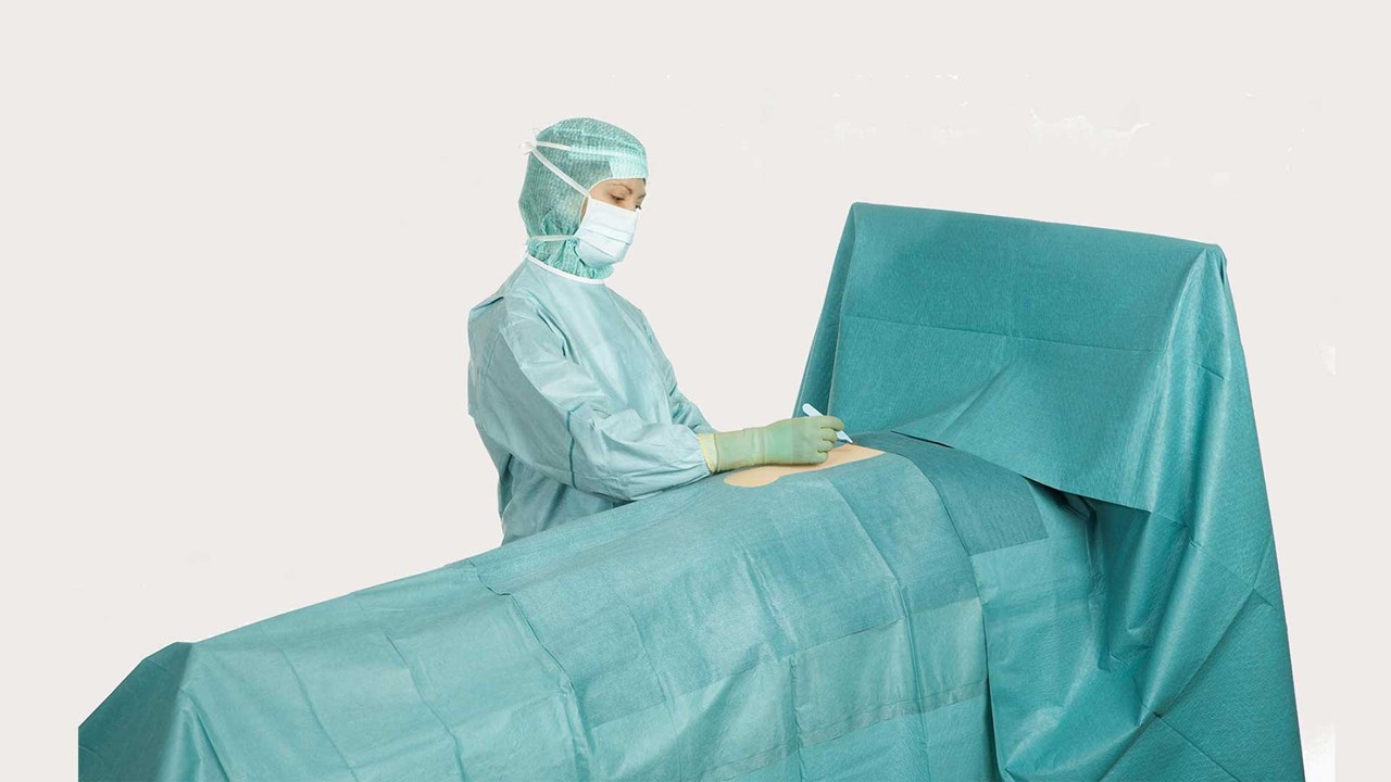 cirujano utilizando un paño BARRIER para cirugía abdominal general durante una intervención