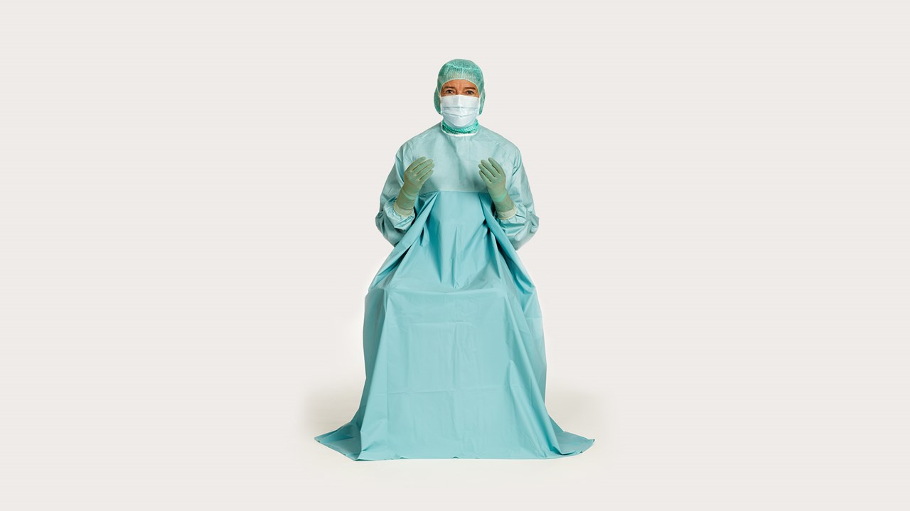 chirurgė, dėvinti BARRIER® chirurginį chalatą Classic urologijai