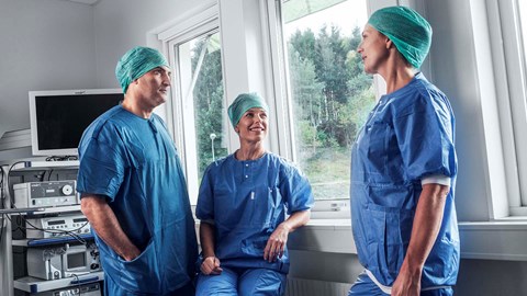 helsepersonell som diskuterer
