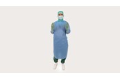 klinicysta ubrany w uniwersalny fartuch chirurgiczny BARRIER®   